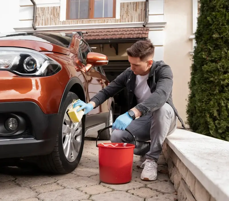 Lavage auto à domicile Ampuis : professionnel intervenant sur un véhicule